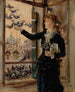 Mädchen, das Tauben füttert, an einem Fenster mit Blick auf den Markusplatz - Anton Romako — Ansicht des Kunstwerks
