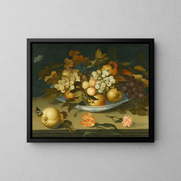 Naturstillleben mit einer Delft-Schüssel voller Früchte auf einem Sims mit Blumen, Insekten und einer Eidechse - Balthasar van der Ast — gerahmtes Bild an der Wand