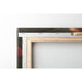 Detail der Rückseite einer gespannten Leinwand mit Holzrahmen und Aufhängung