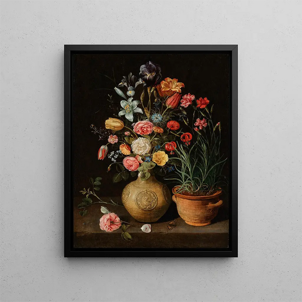 Rosen, Lilien, Iris und andere Blumen in einer Keramikvase mit Nelken und einem Schmetterling auf einem Sims - Clara Peeters — gerahmtes Bild an der Wand