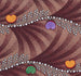 Design textile mit horizontal gewellten Bändern aus Perlen mit abwechselnden Perlenbündeln und Herzen auf einem Hintergrund aus abwechselnden geschichteten Schuppen - Anonym