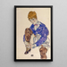Portrait der Künstlerin sitzend, die ihr rechtes Bein hält - Egon Schiele — gerahmtes Bild an der Wand