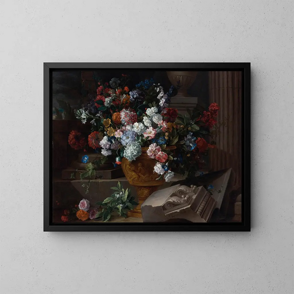 Naturstillleben mit Blumen in einer geschnitzten Urne mit architektonischen Fragmenten auf einer Terrasse - Jean-Baptiste Monnoyer — gerahmtes Bild an der Wand