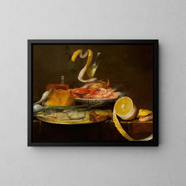 Naturstillleben auf einem Tisch mit einer Hering auf einem Zinnblech, einer Schale aus Porzellan mit Garnelen, einem Weinglas und einer halb geschälten Zitrone - Joris van Son — gerahmtes Bild an der Wand