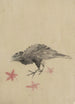 Ein Vogel, vielleicht eine Krähe oder eine Elster, nach links gerichtet unter Blättern, mit geneigtem Kopf, als ob er aufmerksam schaut oder zuhört - Katsushika Hokusai — Ansicht des Kunstwerks