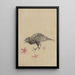 Ein Vogel, vielleicht eine Krähe oder eine Elster, nach links gerichtet unter Blättern, mit geneigtem Kopf, als ob er aufmerksam schaut oder zuhört - Katsushika Hokusai — gerahmtes Bild an der Wand
