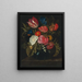 Blumenstillleben mit Rosen, Nelken, einer Tulpe und anderen Blumen in einer Glaskaraffe - Maria van Oosterwijck — gerahmtes Bild an der Wand