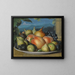 Naturstillleben mit Feigen, Pfirsichen, einer Birne und schwarzen Trauben auf einem weißen Teller, eine weite Landschaft im Hintergrund - Spanische Schule — gerahmtes Bild an der Wand