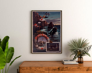 Vintage-Poster Bretagne – Belle-Île-en-Mer, Bretagne, gerahmt über einer Holzkommode zwischen Pflanzen.