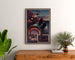 Vintage-Poster Bretagne – Belle-Île-en-Mer, Bretagne, gerahmt über einer Holzkommode zwischen Pflanzen.