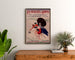 Vintage-Poster Bretagne – La Baule-les-Pins, gerahmt über einer Holzkommode zwischen Pflanzen.