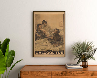 Historisches Plakat – L’alcool tue – Eugène Burnand, gerahmt über einer Holzkommode zwischen Pflanzen.