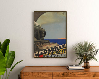 Vintage-Plakat Marseille – Côte d’Azur – Roger Broders, gerahmt über einer Holzkommode zwischen Pflanzen.