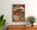 Vintage-Normandieplakat – Normandie und Bretagne — Chemins de fer de l’Ouest, gerahmt über einer Holzkommode, zwischen Pflanzen.