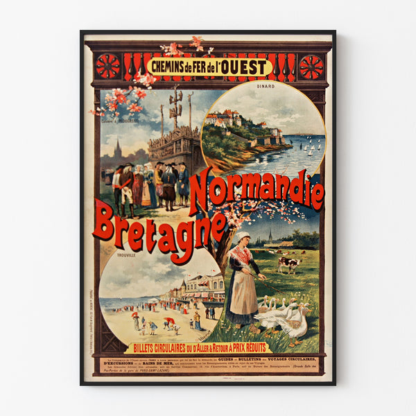 Vintage-Normandieplakat – Normandie und Bretagne — Chemins de fer de l’Ouest, in einem schmalen Rahmen an einer hellen Wand.