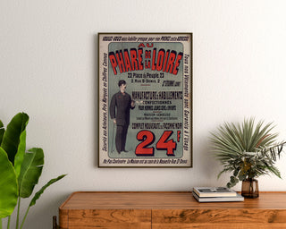 Vintage-Werbeplakat Au Phare de la Loire, Bekleidung, gerahmt über einer Holzkommode zwischen Pflanzen.