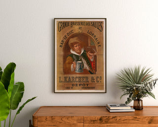 Vintage-Werbeplakat Brasserie des Saules, Bar-le-Duc, eingerahmt über einer Holzkommode, zwischen Pflanzen.