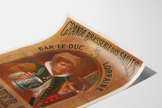 Vintage-Werbeplakat Brasserie des Saules, Bar-le-Duc, auf einer gebogenen Fläche präsentiert, perspektivische Ansicht.
