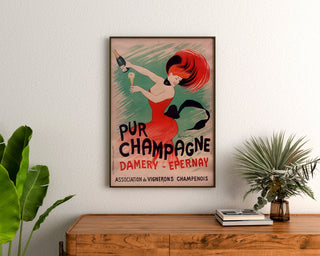 Vintage-Werbeplakat Champagne Damery-Épernay, eingerahmt über einer Holzkommode, zwischen Pflanzen.