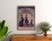 Vintage-Werbeplakat "Galeries sedanaises, Neuheiten", gerahmt über einer Holzkommode, zwischen Pflanzen.