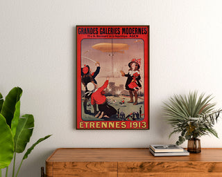 Vintage-Werbeplakat Grandes Galeries modernes, Agen, gerahmt über einer Kommode aus Holz, zwischen Pflanzen.