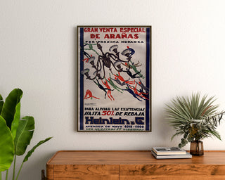 Vintage-Werbeplakat Heinlein, Kronleuchter, gerahmt über einer Holzkommode zwischen Pflanzen.