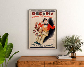 Vintage-Werbeplakat Oscaria, Schuhe, gerahmt über einer Holzkommode zwischen Pflanzen.