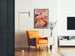 Werbeplakat Vintage Paris-Niort, Sommerneuheiten, gerahmt im Wohnzimmer mit orangefarbenem Sessel und Stehlampe.