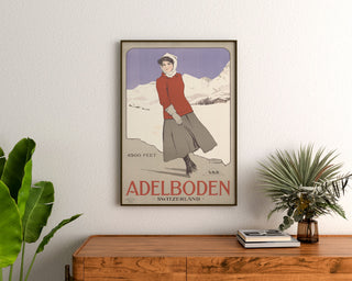 Schweizer Vintage-Plakat – Adelboden – Carlo Pellegrini, 1905, gerahmt über einer Holzkommode zwischen Pflanzen.