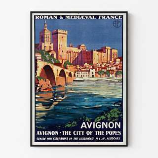 Vintage-Reiseplakat – Avignon, Roman & Mediaeval France, in einem dünnen Rahmen an einer hellen Wand.