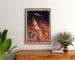 Vintage-Reiseplakat – Grottes de Lacave, Rocamadour, gerahmt über einer Holzkommode zwischen Pflanzen.