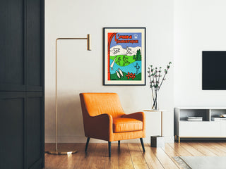 Vintage-Reiseplakat – L’Ain touristique, gerahmt in einem Wohnzimmer mit orangefarbenem Sessel und Stehlampe.