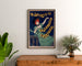 Vintage-Reiseplakat – Livorno, Badesaison, gerahmt über einer Holzkommode, umgeben von Pflanzen.