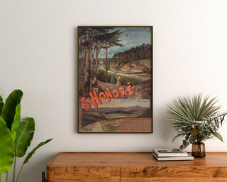 Vintage-Reiseplakat – Saint-Honoré-les-Bains, PLM, gerahmt über einer Holzkommode zwischen Pflanzen.