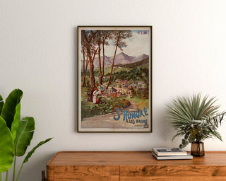 Vintage-Reiseplakat – Saint-Honoré-les-Bains, Tanconville, gerahmt über einer Holzkommode zwischen Pflanzen.
