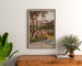 Vintage-Reiseplakat – Saint-Honoré-les-Bains, Tanconville, gerahmt über einer Holzkommode zwischen Pflanzen.
