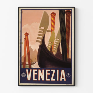 Vintage-Reiseplakat – Venezia, Gondolenspitzen, in einem schmalen Rahmen an einer hellen Wand präsentiert.