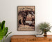 Vintage-Plakat «Aix-les-Bains, Grotte de Lamartine», eingerahmt über einer Holzkommode, zwischen Pflanzen.