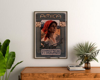 Vintage-Plakat „Amica, Oper“ gerahmt über einer Holzkommode, umgeben von Pflanzen.