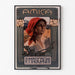 Vintage-Plakat „Amica, Oper“ in einem schlanken Rahmen an einer hellen Wand.