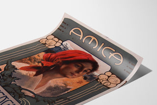Vintage-Plakat „Amica, Oper“ auf leicht gebogener Papierfläche, perspektivische Ansicht.