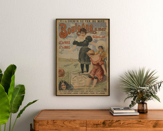 Vintage-Plakat Boulogne-sur-Mer, 24 express, gerahmt über einer Holzkommode, zwischen Pflanzen.