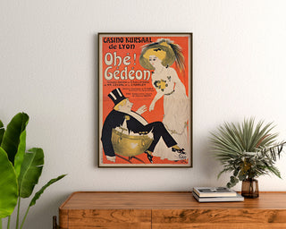 Vintage-Plakat Casino Kursaal, Ohé Gédéon, gerahmt über einer Holzkommode zwischen Pflanzen.