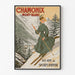 Vintage-Poster Chamonix, 60 Jahre Wintersport, in einem schmalen Rahmen an einer hellen Wand.
