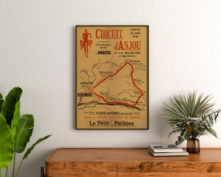 Vintage-Poster Circuit d’Anjou, Wandern, gerahmt über einer Kommode aus Holz, zwischen Pflanzen.