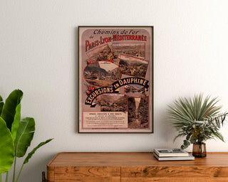 Vintage-Poster Dauphiné, Ausflüge PLM, gerahmt über einer Holzkommode, zwischen Pflanzen.
