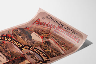 Vintage-Poster Dauphiné, Ausflüge PLM, auf einer gebogenen Bogenfläche präsentiert, perspektivische Ansicht.