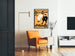 Vintage-Plakat Dudley Hardy, comic guide, gerahmt in einem Wohnzimmer mit orangefarbenem Sessel und Stehleuchte.