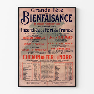 Vintage-Poster Fort-de-France, Wohltätigkeitsfest, in einem dünnen Rahmen an einer hellen Wand.