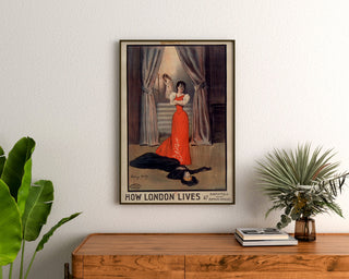 Vintage-Plakat „How London Lives, Surrey Theatre“ gerahmt über einer Holzkommode, umgeben von Pflanzen.